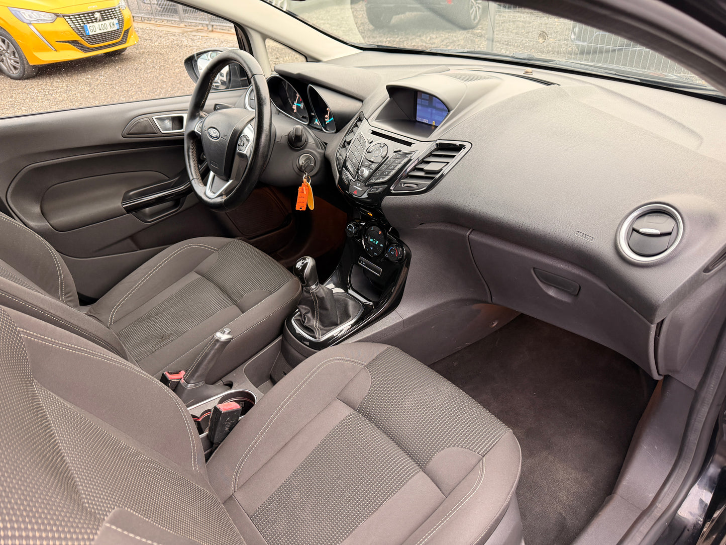 Ford Fiesta faruri xenon lumini ambientale impecabila