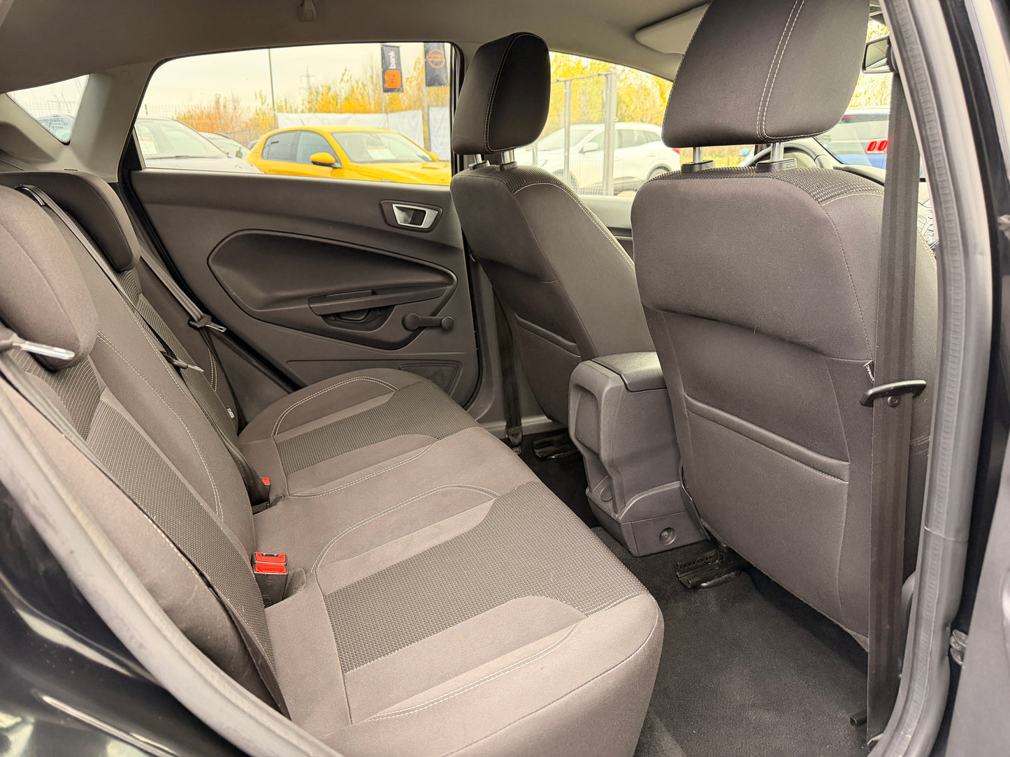 Ford Fiesta faruri xenon lumini ambientale impecabila