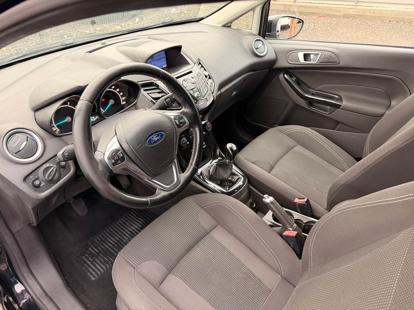 Ford Fiesta faruri xenon lumini ambientale impecabila