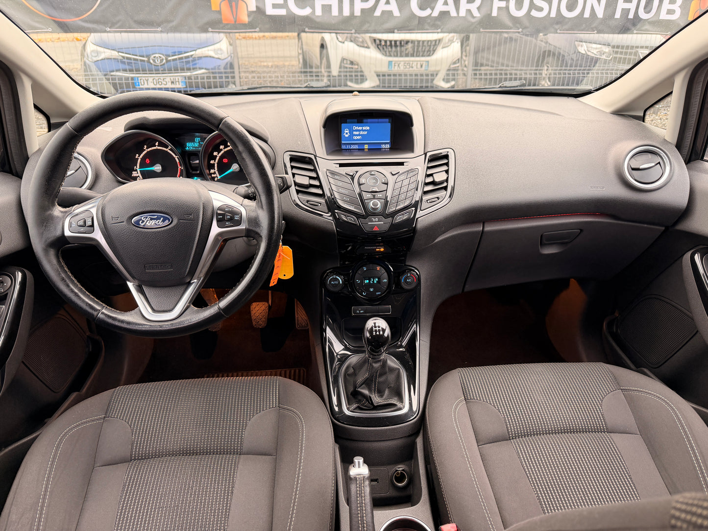 Ford Fiesta faruri xenon lumini ambientale impecabila