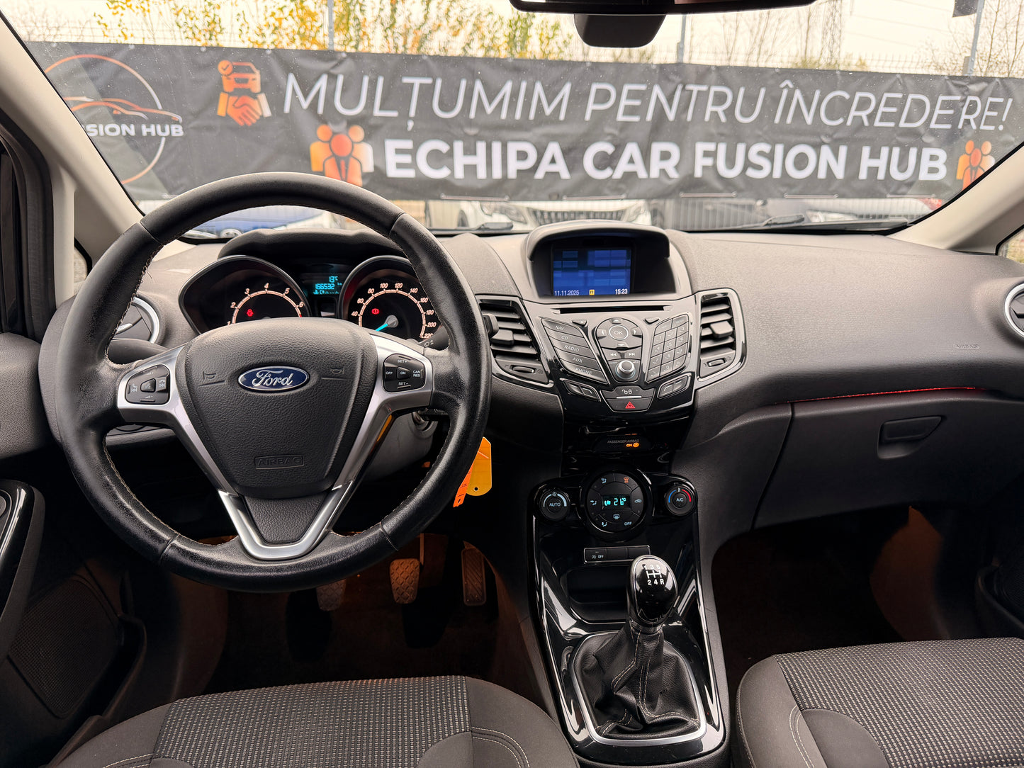 Ford Fiesta faruri xenon lumini ambientale impecabila