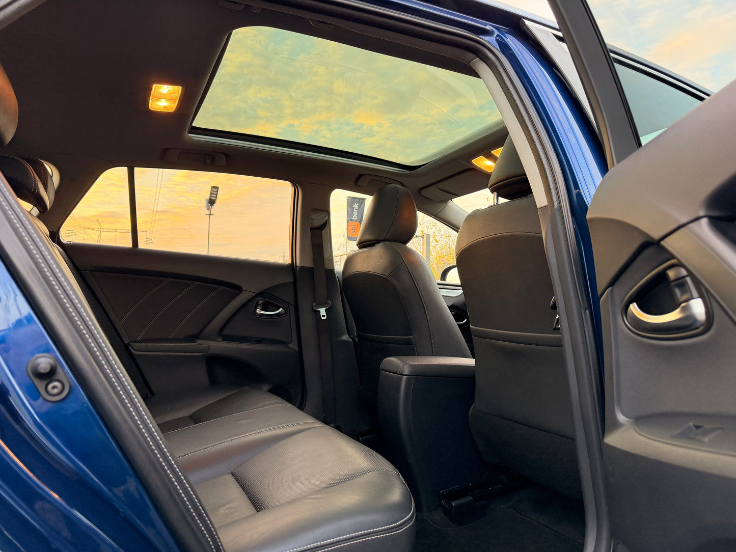 Vindem Toyota Avensis 2.0 D-4D Executive scaune incalzite , panoramic