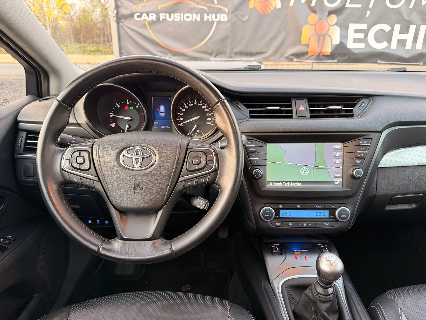 Vindem Toyota Avensis 2.0 D-4D Executive scaune incalzite , panoramic